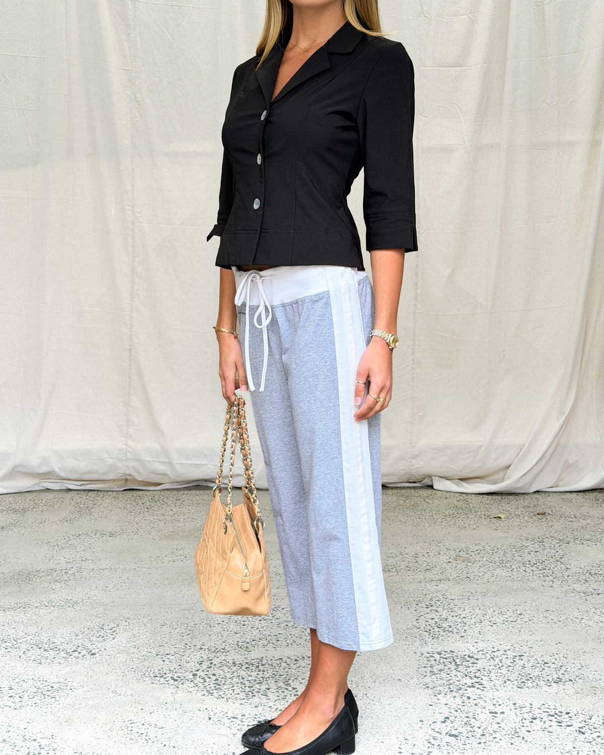 model:S/8AU H:173CM 
Black Capsule 1/2 Sleeve Blazer, side view, styled with grey capris.