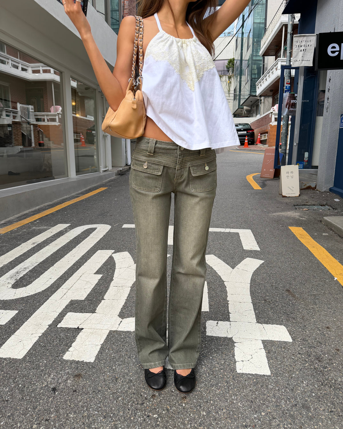 model:XS/6AU H:171CM
White Jersey Lace Halter Top with khaki 90s Low Rise Jeans, showing the loose fit and contrasting lace neckline.