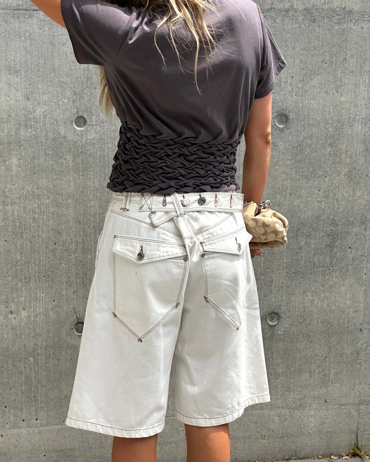 model:S/8AU H:170CM 
White Signature Belted Bermuda Short, back view, showing the belt and shaped pockets.