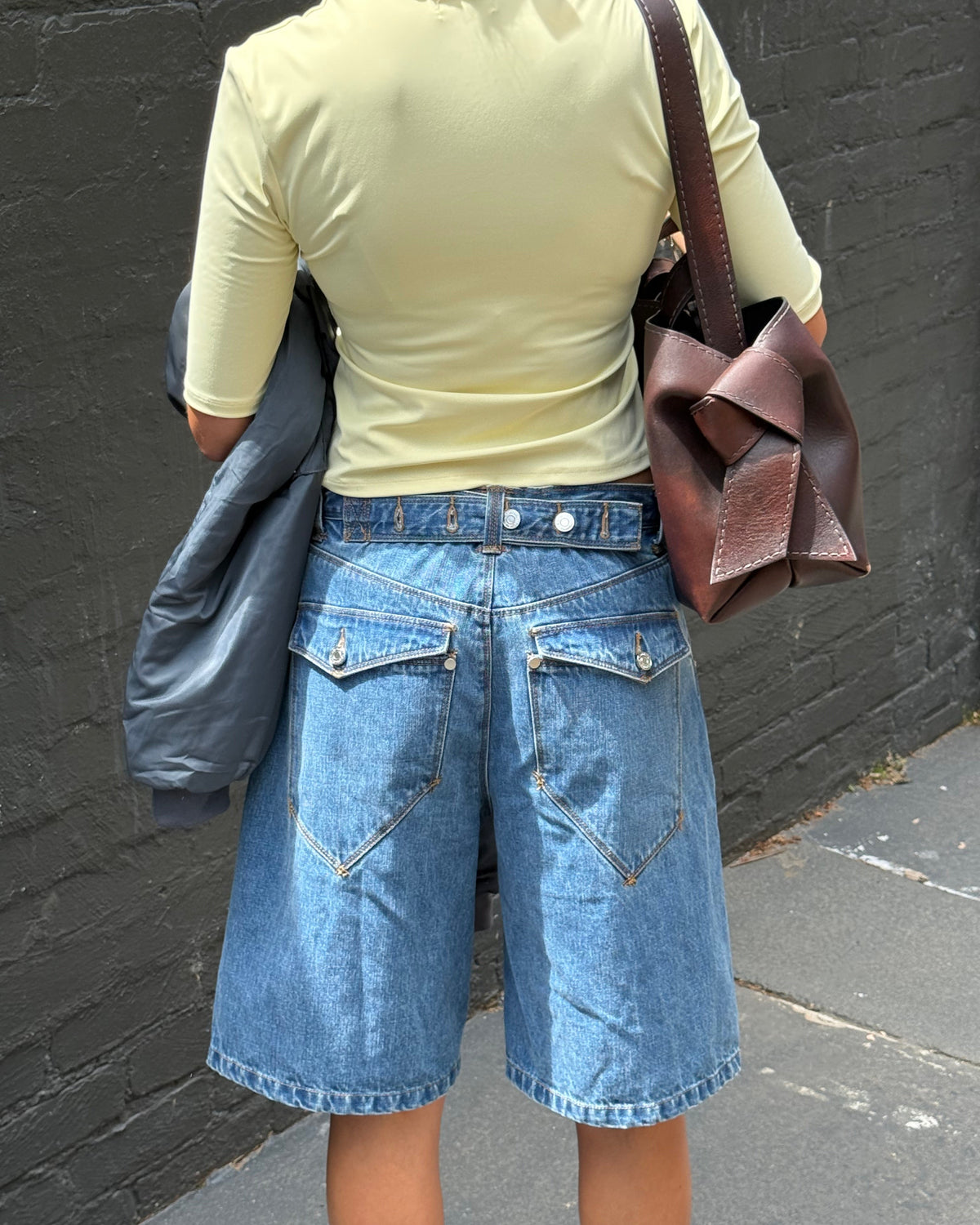 model:S/8AU H:173CM 
Mid Blue Signature Belted Bermuda Short, back view, showing the belt and shaped pockets.