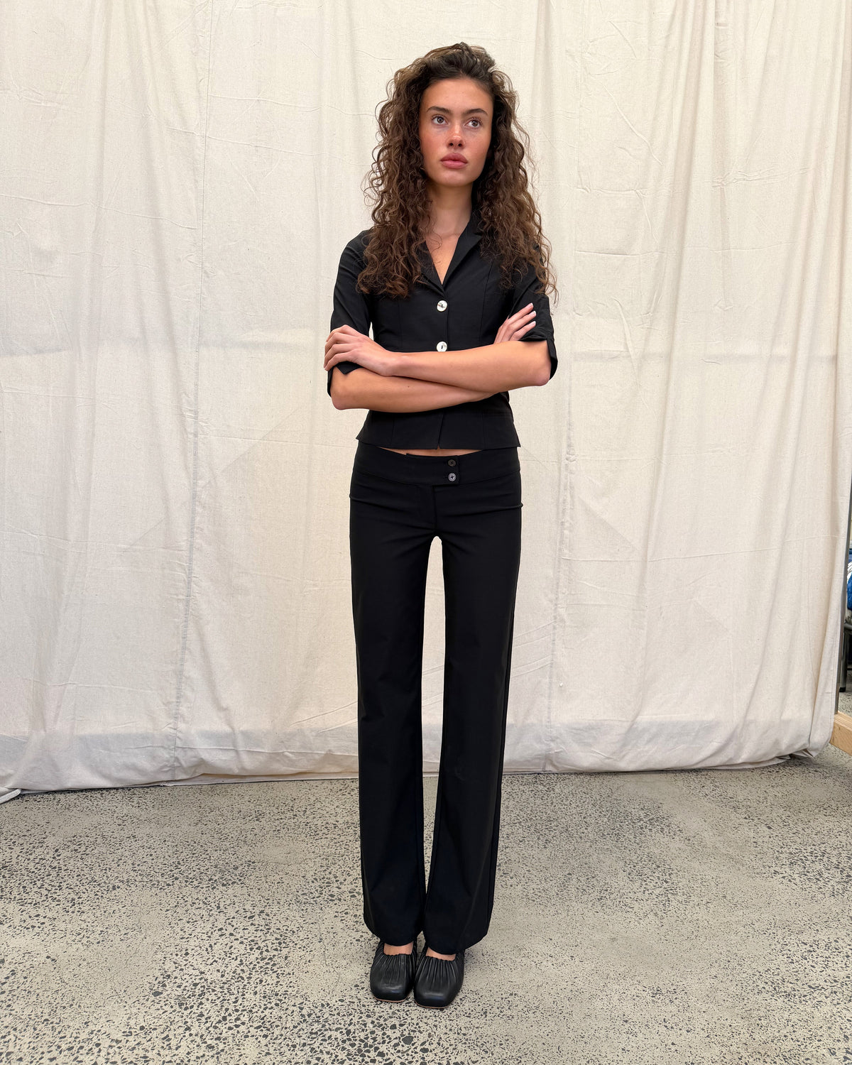 model:XS/6AU H:179CM 
Black Capsule Low Rise Pants, full-length styling view with a black half-sleeve blazer.