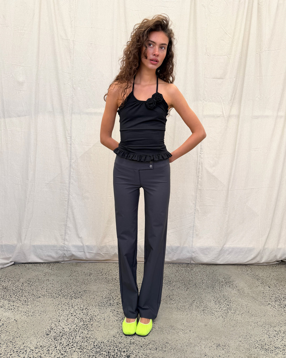 model:XS/6AU H:179CM 
Charcoal Capsule Low Rise Pants, front view, styled with a black tank and bright ballet flats.
