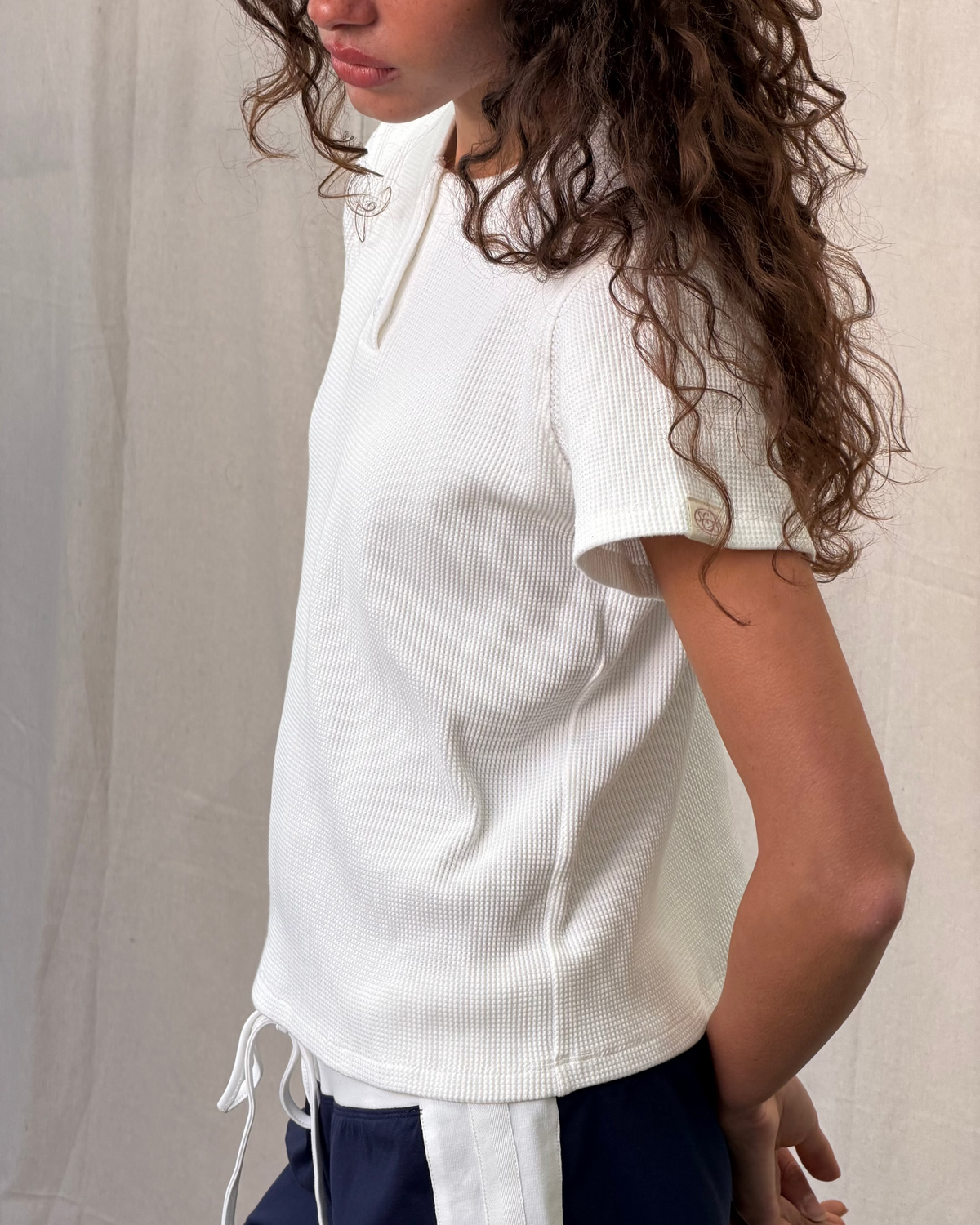 model:S/8AU H:179CM 
Scarlet & Sam white Waffle Tee, close side view on a model showing waffle texture, short sleeves and the straight hem.