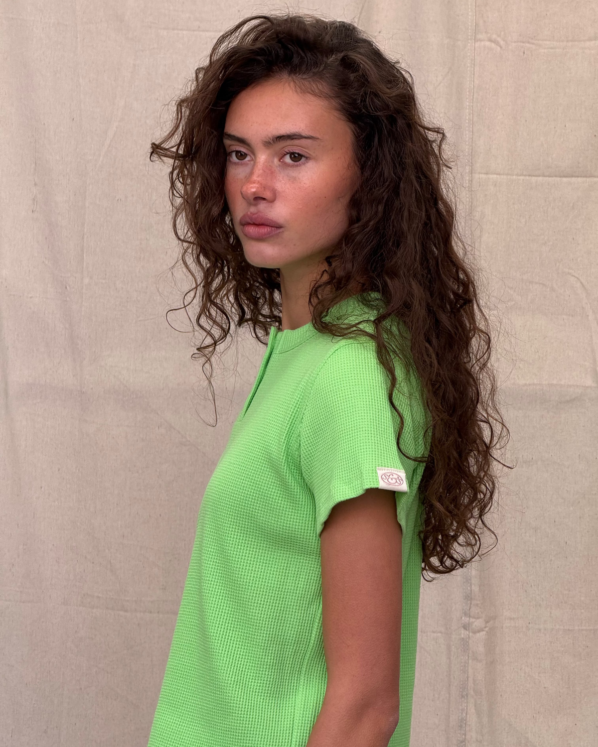 model:S/8AU H:179CM 
Scarlet & Sam lime Waffle Tee on a model, side view showing waffle texture and the sleeve logo tab.