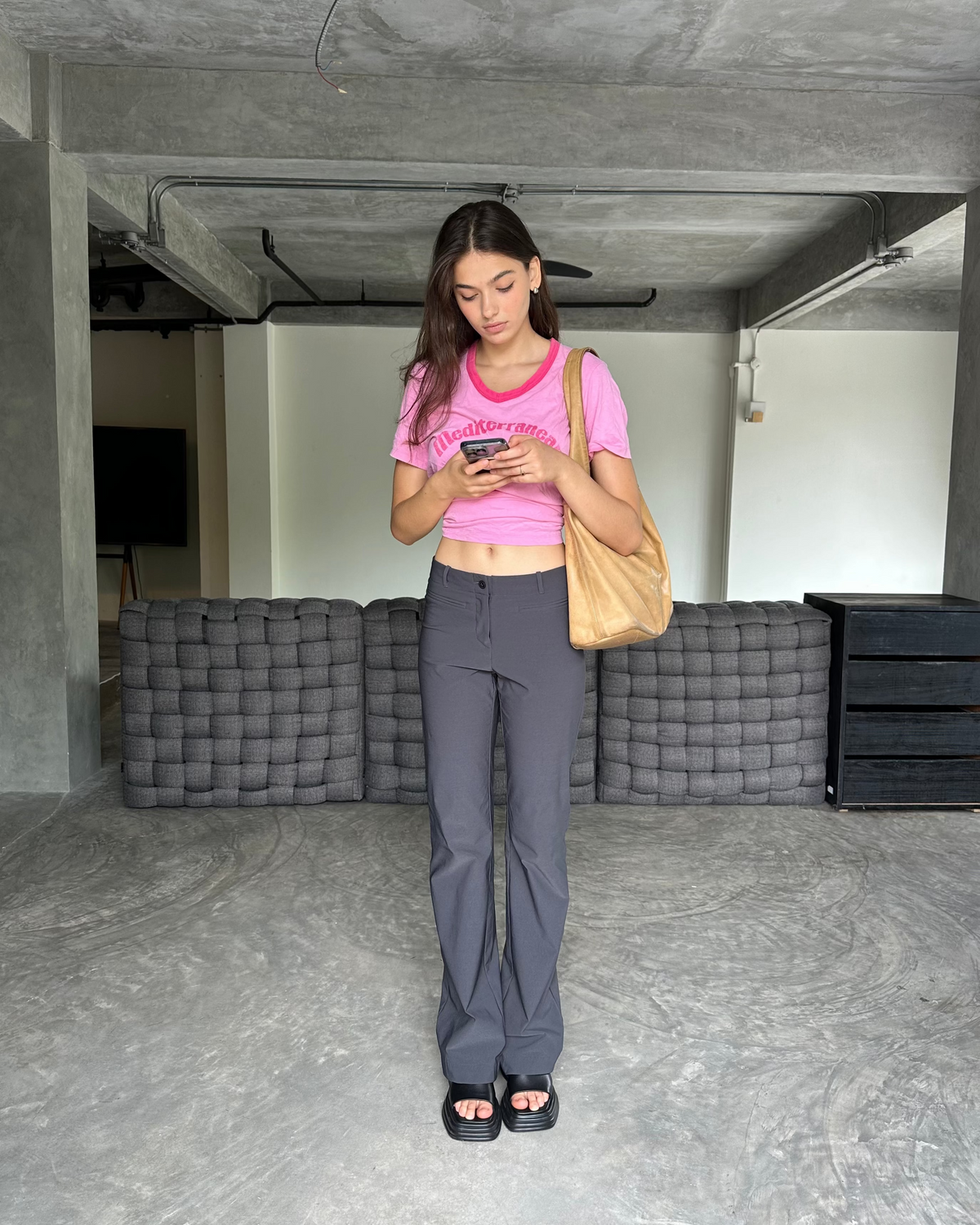 model:S/8AU 
Charcoal Capsule Pants, styled with a pink top and black sandals.