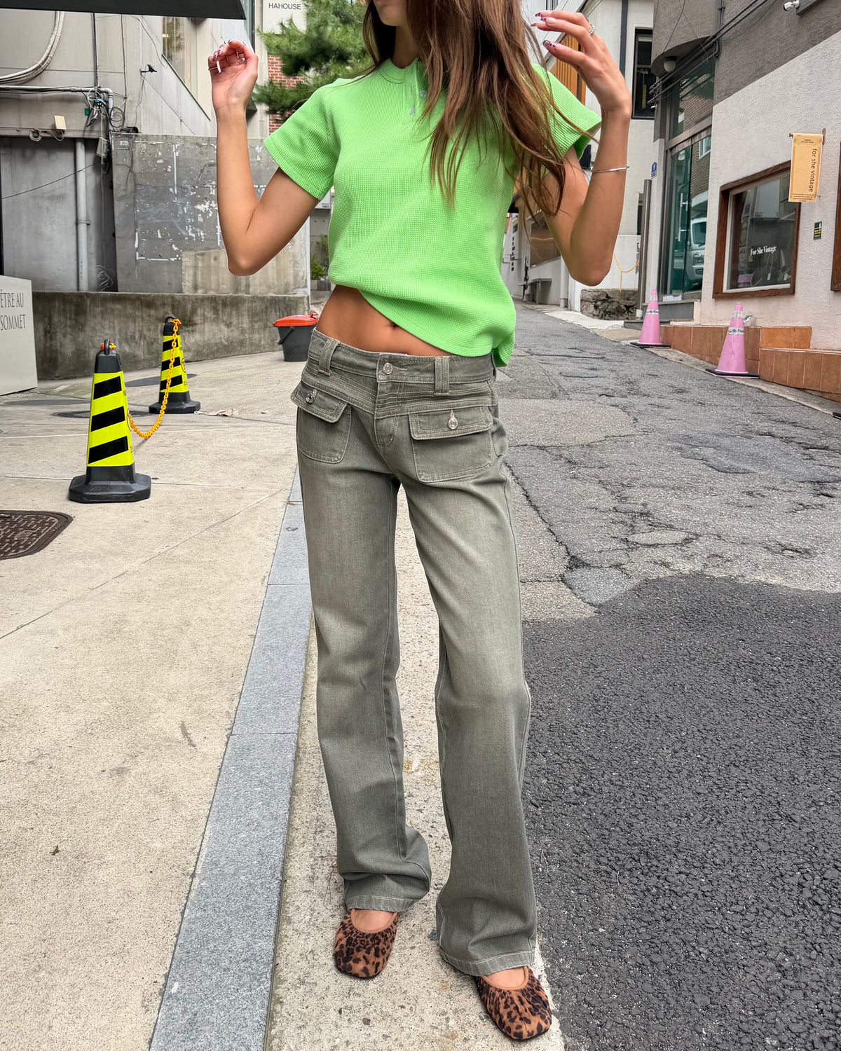 model:XS/6AU
Khaki 90s Low Rise Jean styled with a green tee, showing the low waist, flap pockets and relaxed straight legs.