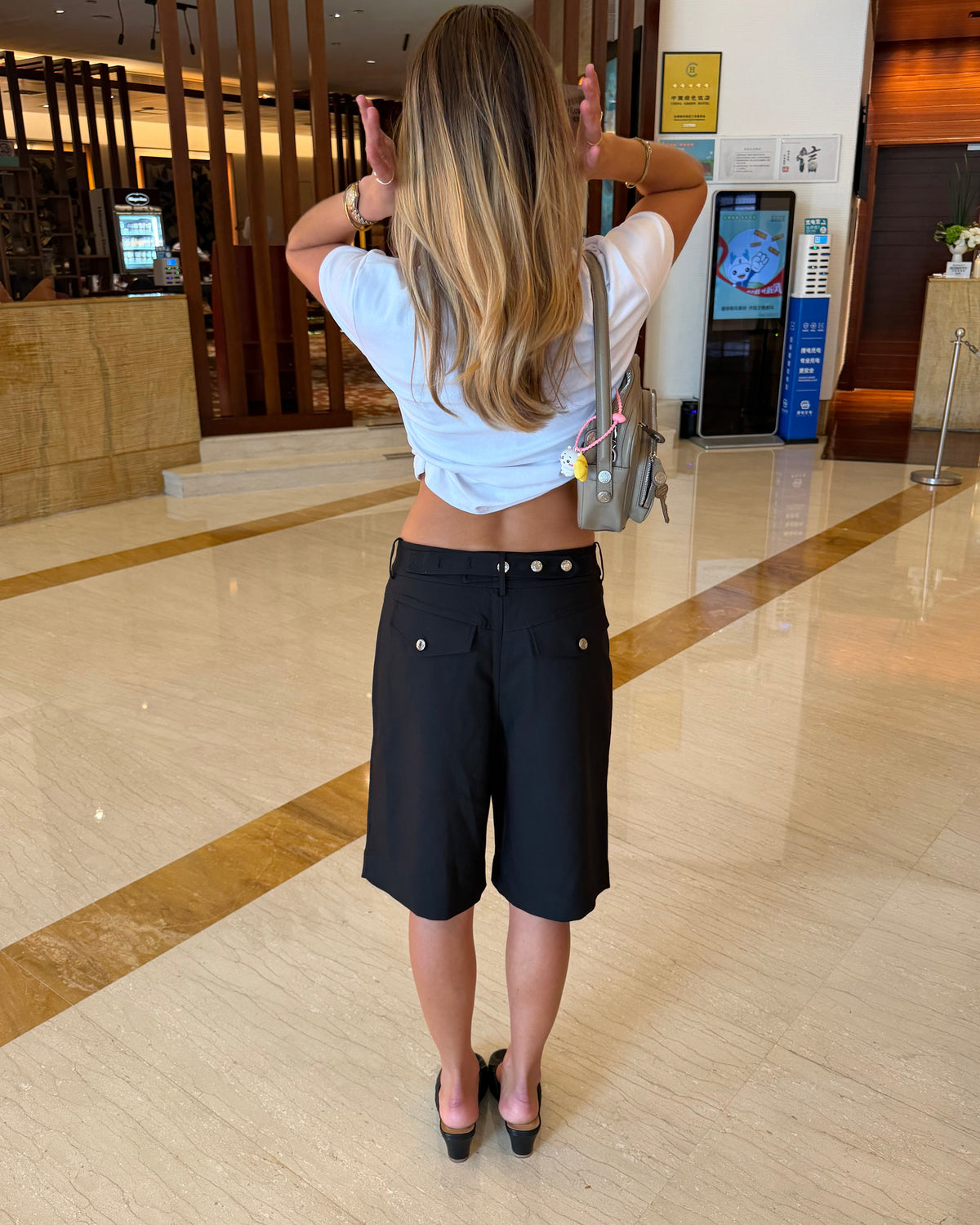model:M/8-10AU H:173CM 
Black Signature Tailored Shorts, back view, showing the pocket details.