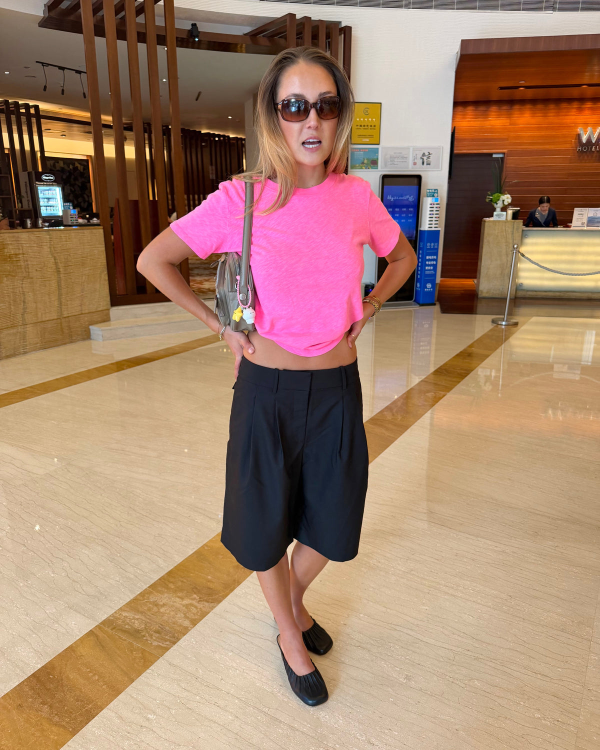model:M/8-10AU H:173CM 
Black Signature Tailored Shorts, full-length styling view with a pink tee.